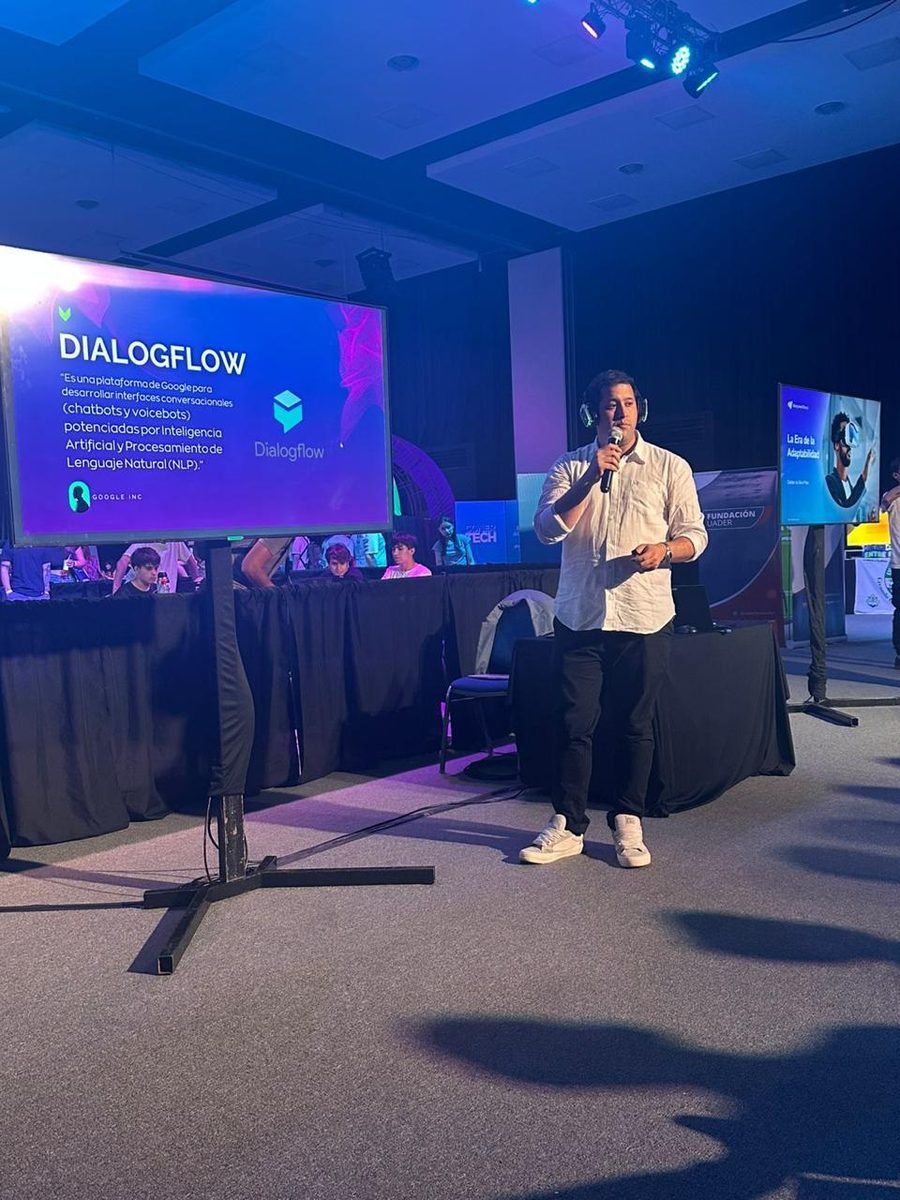 Santiago Raúl Díaz exponiendo sobre Dialogflow y agentes conversacionales en ConerTech 2025